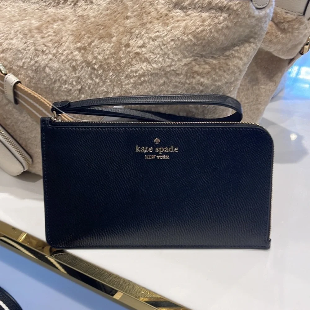 Kate Spade Lucy Medium L-Zip Wristlet
COLOR:
Black (Non Glitter)
NWT - Picture 15 of 16